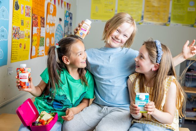 Skolebarn som viser frem produkter